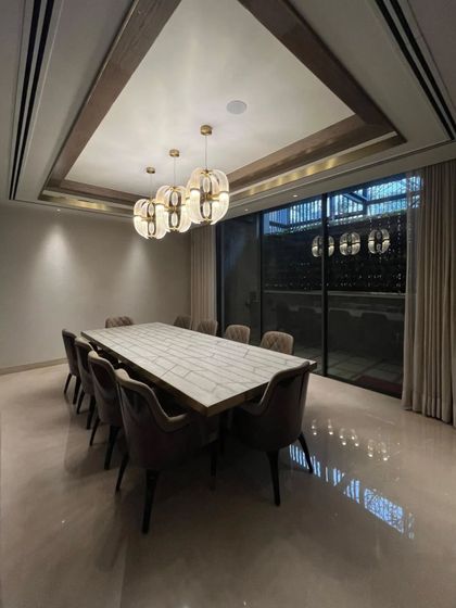 Geometric shapes meet Art Deco elegance in this dining setup. Gold accents beautifully contrast with a mix of rich materials, creating a space that is both modern and timeless.