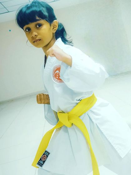 This young yellow belt student holds a strong fighting stance, a fundamental skill for both self-defense and sport kumite. My coaching for kids builds a solid foundation for all aspects of karate.