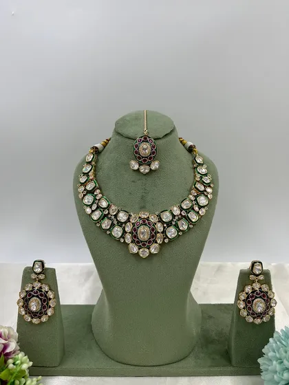 The full view of the delicate kundan and meenakari set.