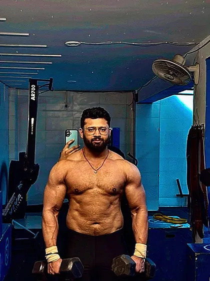 Training smart gets you real results. My programs are designed not just for performance but to build a strong, capable physique that reflects your hard work and dedication.