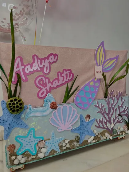 A detail shot of the base, which I decorated with real shells, starfish cutouts, and coral to create a rich, textured underwater scene.