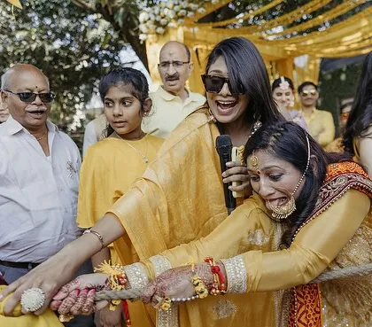 Who said a Haldi has to be quiet? I love bringing out the competitive spirit between families with fun wedding games like this epic tug-of-war. It’s these moments of shared laughter and friendly rivalry that make a wedding truly memorable.
