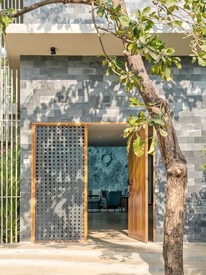 This dining area in our Dona Paula project features a custom-designed table and chairs, with panoramic views of the sea. The design is minimal, allowing the stunning natural surroundings to be the focal point.