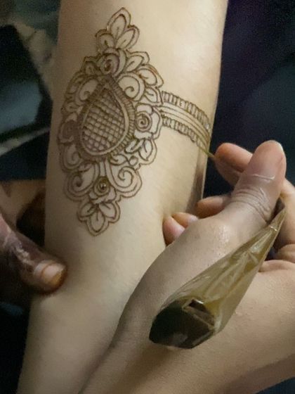 A beautiful bajubandh or armband design. This jewellery-inspired piece is perfect for wearing with sleeveless outfits for weddings or sangeet functions.