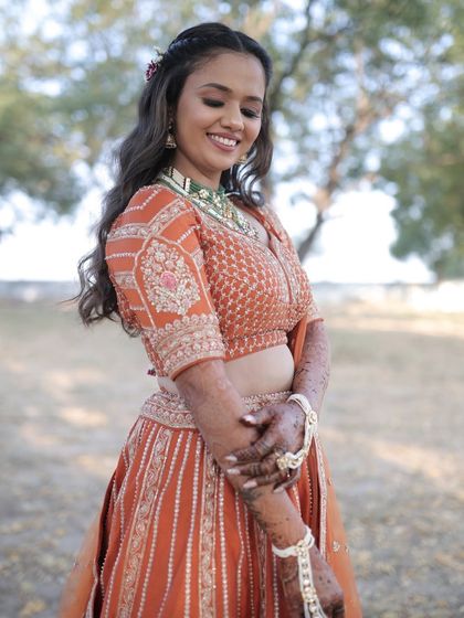 An engagement look that’s all about the details. Here you can see the dewy skin, soft kohl rimmed eyes, and perfectly defined lips that come together for a radiant, sun kissed glow.