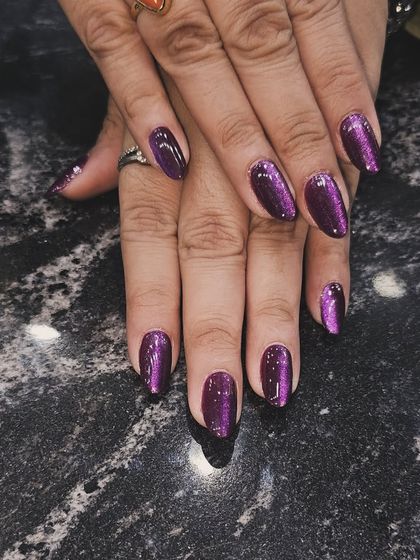 A rich and royal purple that's packed with sparkle. This gel polish has a beautiful cat-eye effect, creating a velvety, multi-dimensional look that shifts and shines with every movement.
