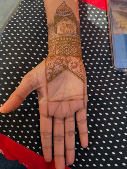 The start of a palm design, with the outline of the main elements like the swans and the architectural frame.