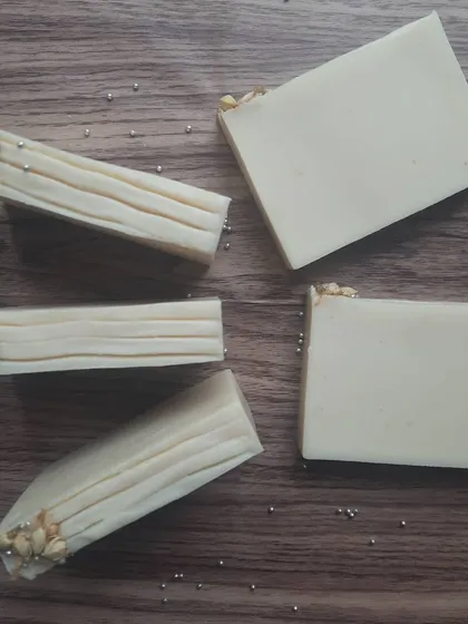 This view shows the contrast between the textured top and the smooth body of the soap. The peppermint fragrance adds a cooling sensation, perfect for warm weather.