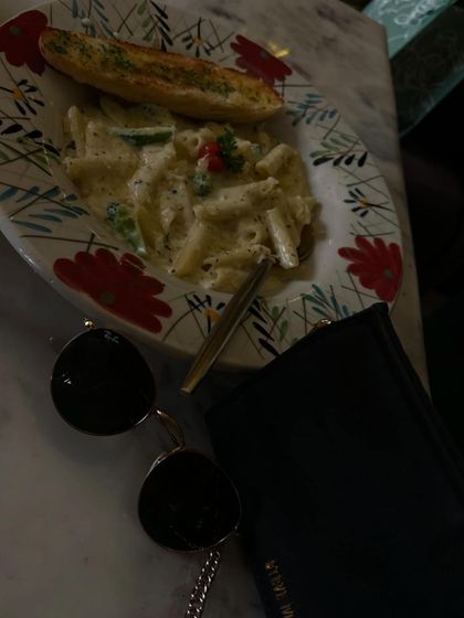 A delicious plate of white sauce pasta.