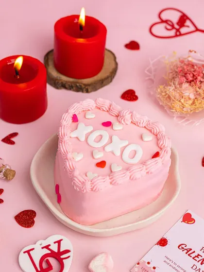 A sweet and simple heart-shaped bento cake for Valentine's Day. The pink frosting, "XOXO" lettering, and surrounding heart confetti make this a perfectly romantic and trendy shot.