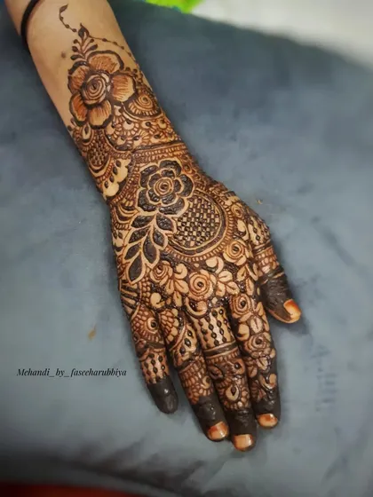 A clear, full view of the floral and Indian-inspired henna.