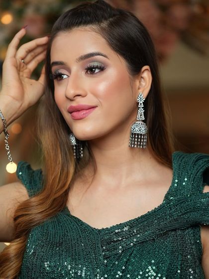 This look is all about the eyes. The shimmery, multi-tonal eyeshadow makes a statement, while the rest of the makeup is kept soft and glowing.