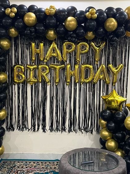 A close-up of the half-arch in black and gold, a popular choice for home celebrations.