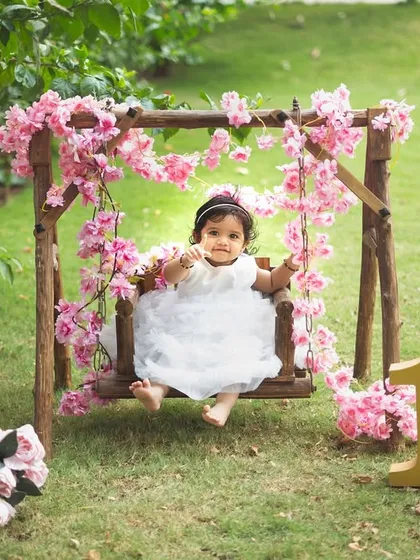 A sweet and calm moment on the swing. Outdoor sessions allow for a variety of moods and expressions, from playful laughter to quiet curiosity.