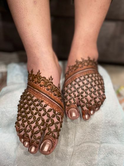 A full-coverage jaal (net) pattern for the feet. This is a very traditional and intricate style, perfect for a bride who wants her feet fully adorned.