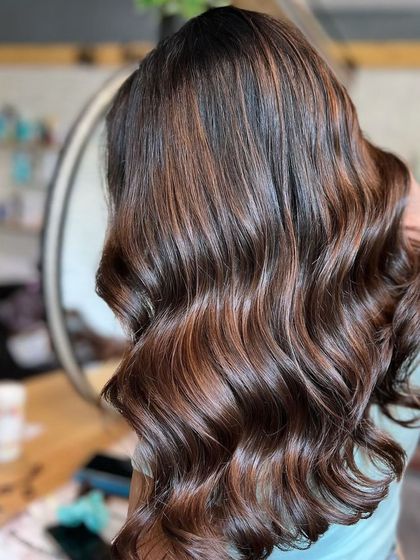 A gorgeous no-bleach balayage with face-framing highlights. This technique enhances natural features and provides an effortless glow, perfect for a subtle but impactful change.