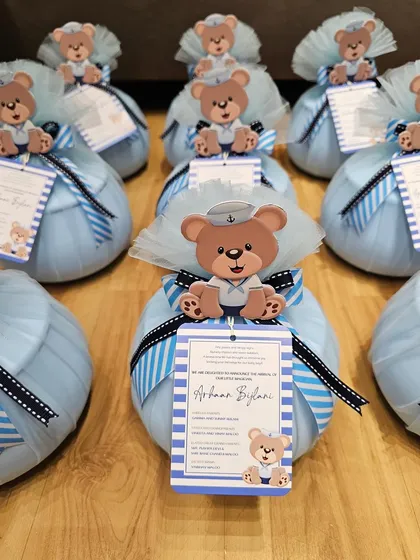 I curated these super adorable handis, filled with rasgullas, to welcome baby Arhaan. The blue net, striped ribbons, and cute sailor teddy bear cutout make for a sweet and traditional announcement.