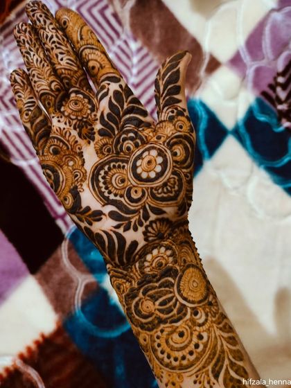 A full view of the hand with the beautiful Khafeef design.