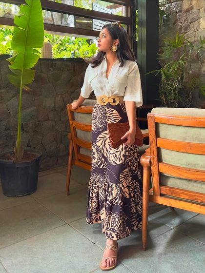 Another shot of the 'old money' inspired look. The white linen shirt is a timeless summer staple.