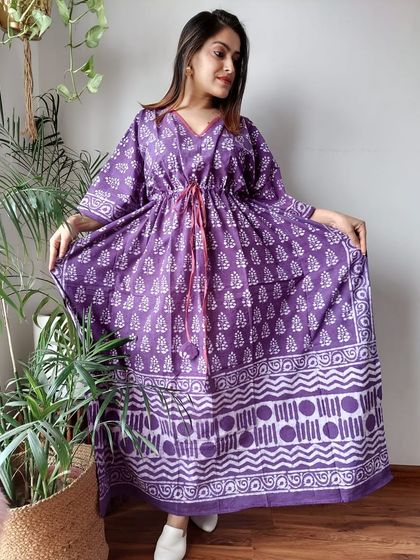 This purple kaftan features a delicate bootie hand-block print. The free-size design comfortably fits sizes 36 to 52.