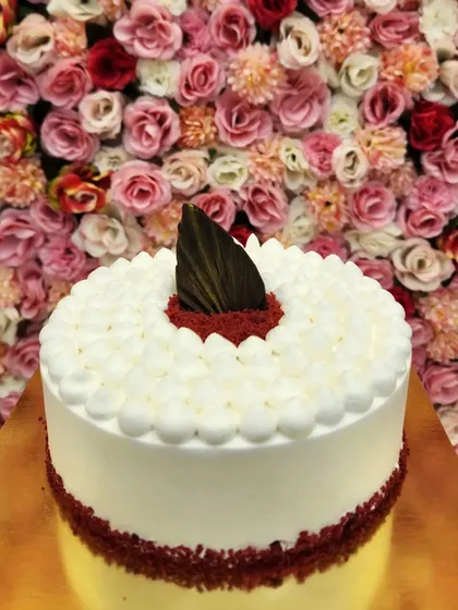 My favorite Red Velvet cake design. This simple yet elegant cake features a border of red velvet crumbs and a single dark chocolate garnish in the center, letting the classic flavors speak for themselves.