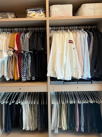 A gentleman’s wardrobe, methodized. We create clear zones for shirts, trousers, and t-shirts, using uniform hangers and smart spacing to create a clean, boutique-like feel. This system makes getting ready for work or the weekend simple and efficient.