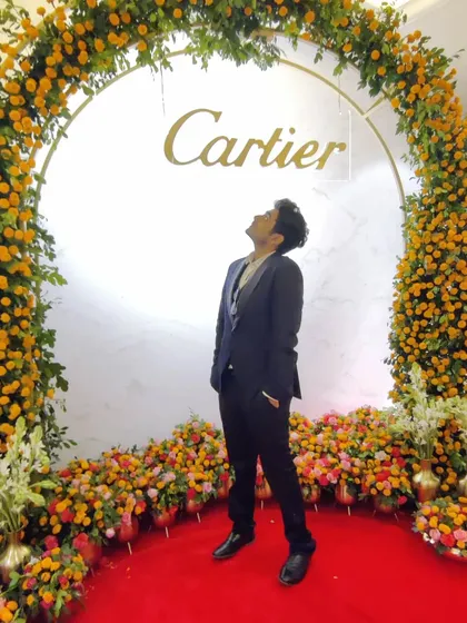 Posing at a stunning floral installation for a Cartier client appreciation dinner. It was a pleasure to perform for their guests and add a touch of magic to their elegant evening.