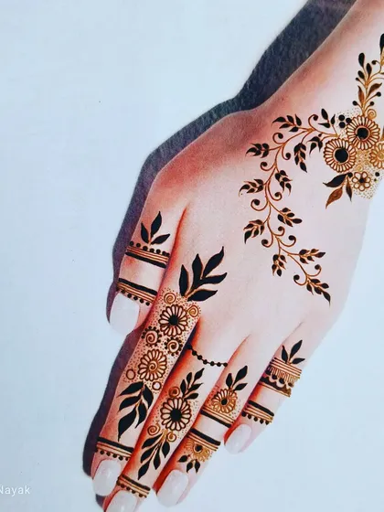 A beautiful and delicate design for the back of the hand. The fine lines and spaced-out floral patterns create a very graceful and feminine look.