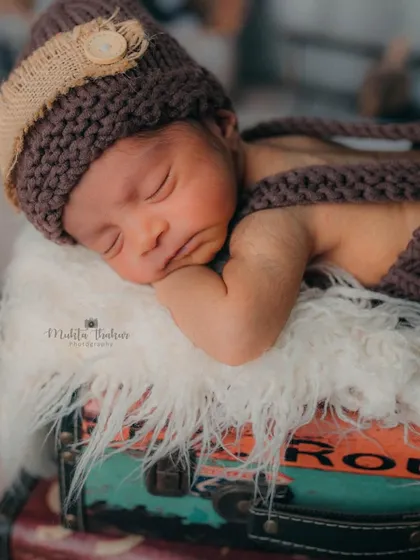 Another angle of this adorable baby explorer, showing the textures and props that make my newborn sessions so special. Safety and comfort are always my top priorities.