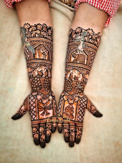 A beautiful design for an NRI bride from the US, featuring traditional motifs like swans and elephants set within ornate jharokhas. This style is perfect for brides who want a classic, elegant look.