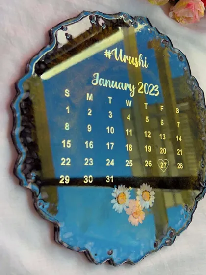 A resin calendar is such a unique way to remember a special day. This piece marks a meaningful date with a heart, set against a beautiful blend of black and gold resin.