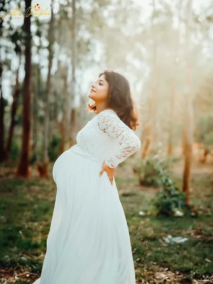 The golden hour light during this outdoor maternity shoot was just magical. A simple white lace dress and the beauty of nature are all we needed to create this stunning pregnancy portrait.