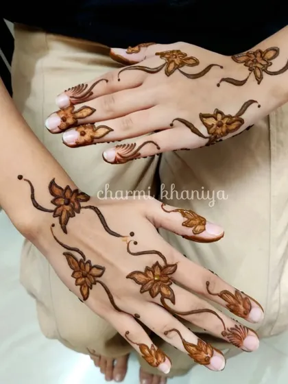 A very simple and delicate floral vine pattern. This is a perfect choice for someone trying henna for the first time or for kids who want a quick and pretty design.