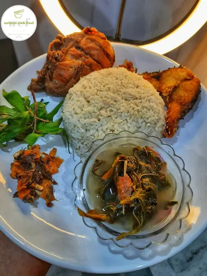 A light yet flavorful meal of Roselle leaves soup (sougri thongba), spicy chili mash (u morok ametpa), fried fish, and chicken breast.