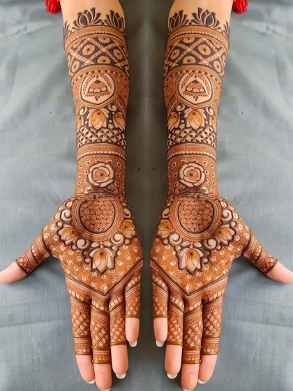 A beautiful design with lotus and pyramid motifs, perfect for a modern bride.