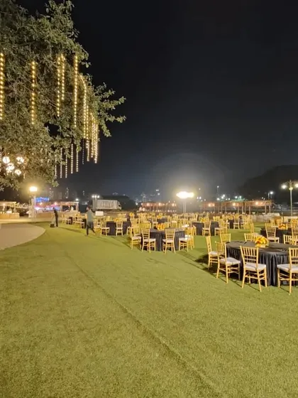 As dusk settles, the magic begins. The lighting and table arrangements for a large consulate event, ready to welcome hundreds of guests for a night of diplomacy and delicious food. We have the experience to handle event catering on a massive scale.