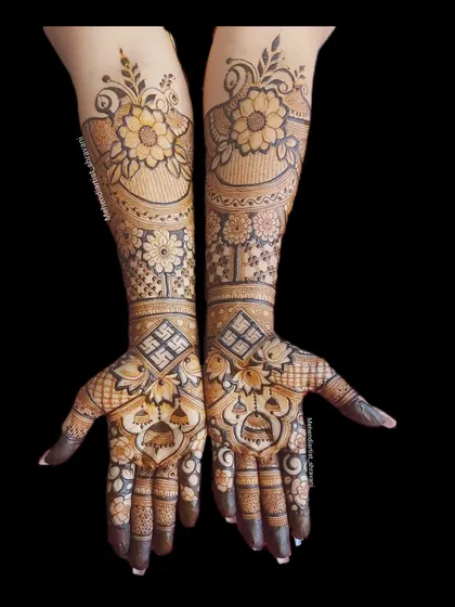 A lovely floral design incorporating auspicious swastika symbols. This is a great choice for family members wanting a traditional and blessed pattern.