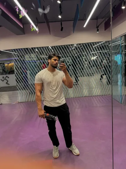 A relaxed post-workout selfie in the gym.