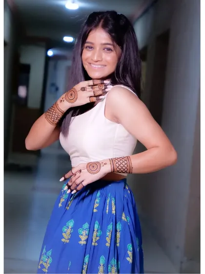 A happy and candid shot of Sharayu with her chic mehendi. This style proves that sometimes, less is more.