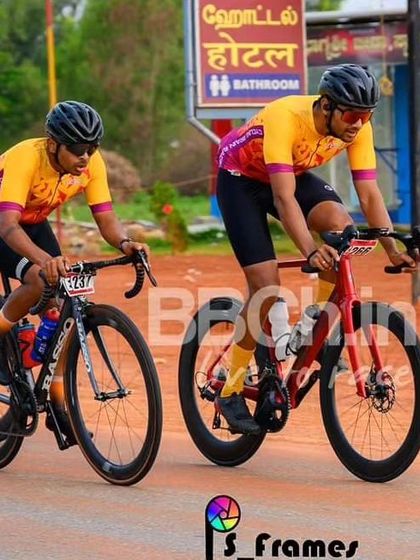 Two elite riders, working together in a breakaway.