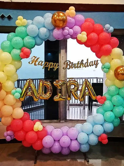 Simple, sober, and stunning. This pastel rainbow balloon ring was created for a birthday, proving that you don't always need characters for a beautiful setup. The foil name and 'Happy Birthday' banner add a personalized touch.