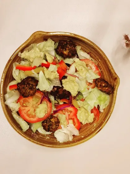 This stoneware salad bowl is designed for versatility. Its 18cm width makes it the perfect size for serving salads, pasta, or fruit for a single portion in a cafe or restaurant setting.