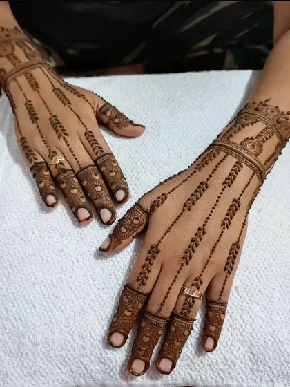 A simple and elegant design with lines of delicate leaves. This style is very modern and looks beautiful for any occasion.