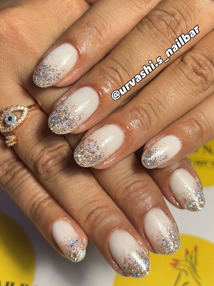 This timeless look features a soft milky white base with a cascading silver glitter ombré from the tips. It's an effortlessly glamorous design that feels like stardust on your fingertips.