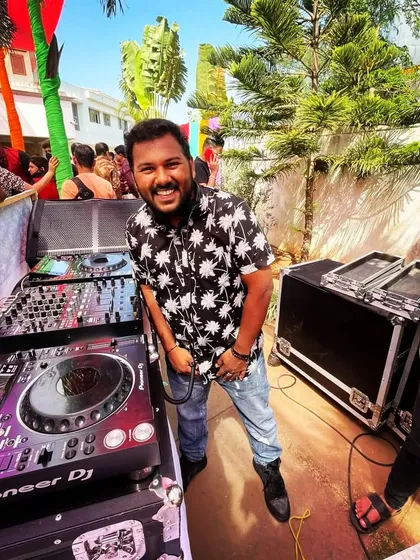 All smiles during an outdoor daytime set. Whether it's a pool party or a festival, I'm ready to bring the right sound for any open-air event.