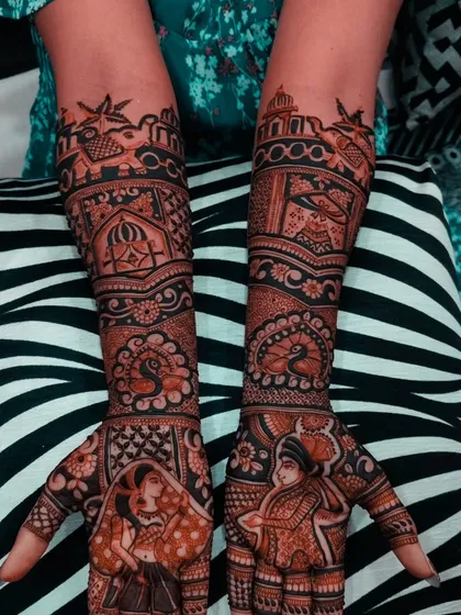 This design features a graceful bride on one palm and a groom on the other, set against a backdrop of traditional Rajasthani architecture.