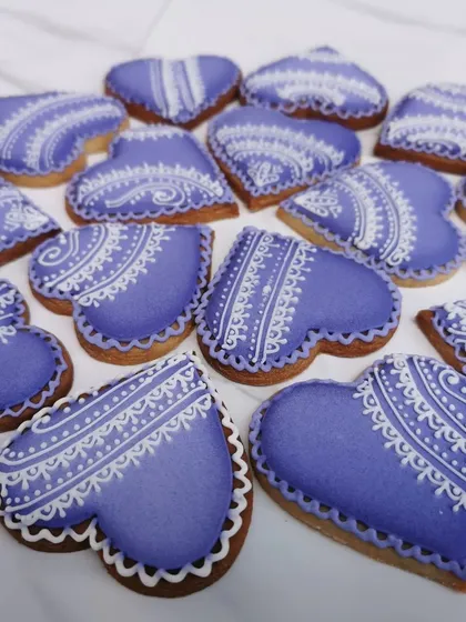 A closer look at the details on the periwinkle blue heart cookies. The fine lines and dots require a steady hand, but the final look is so worth the effort.