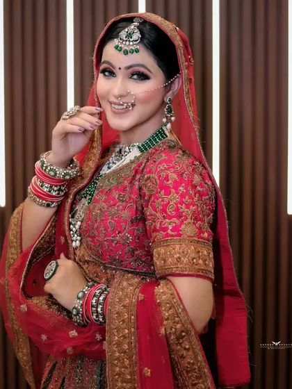 A bright and engaging portrait of the bride, full of warmth and happiness.