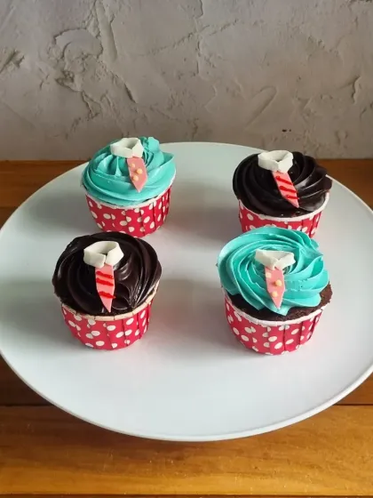 For a bite-sized Father's Day treat, our cupcakes are decorated with adorable edible shirts and ties in chocolate and vanilla frosting.