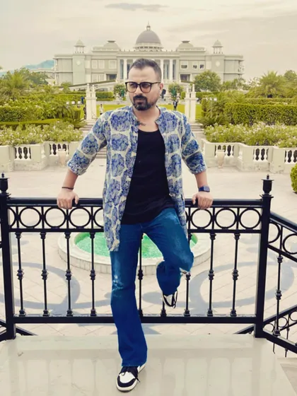 Posed at a beautiful property in Udaipur, another popular destination for luxury Indian weddings. I am experienced in working with top venues across Rajasthan and beyond.